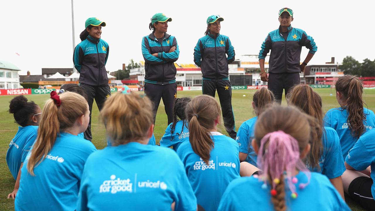 Javeria Khan, Sana Mir, Nain Abidi and Asmavia Iqbal talk to school kids at an ICC event, Women's World Cup, Leicester, July 13, 2017