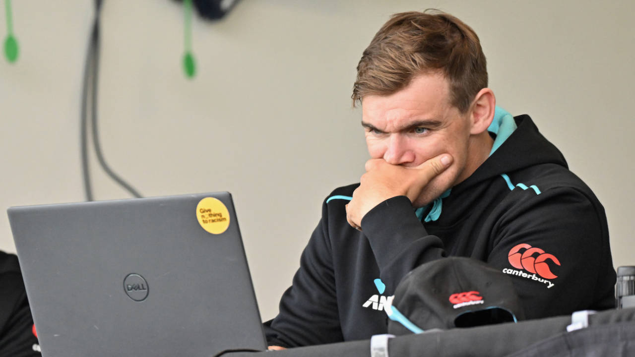 Tom Latham keeps his eyes on the laptop, New Zealand vs South Africa, 2nd Test, Christchurch, 3rd day, February 27, 2022