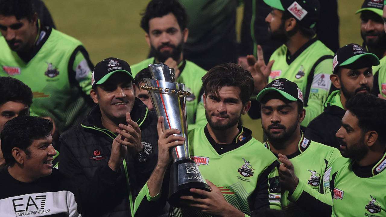 Shaheen Afridi holds up the trophy after leading Lahore Qalandars to their first PSL title, Lahore Qalandars vs Multan Sultans, Final, PSL 2022, Lahore, February 27, 2022