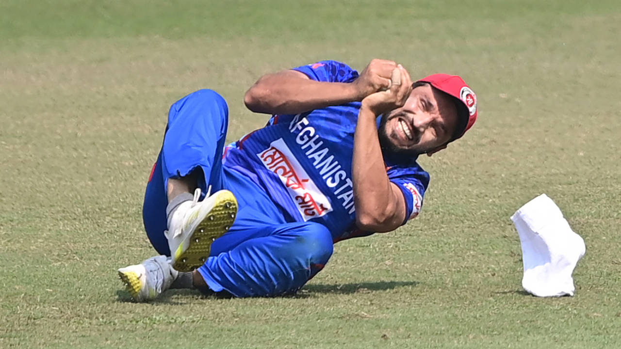 Gulbadin Naib takes a tumble but manages to hold on to Litton Das' catch, Bangladesh vs Afghanistan, 3rd ODI, Chattogram, February 28, 2022