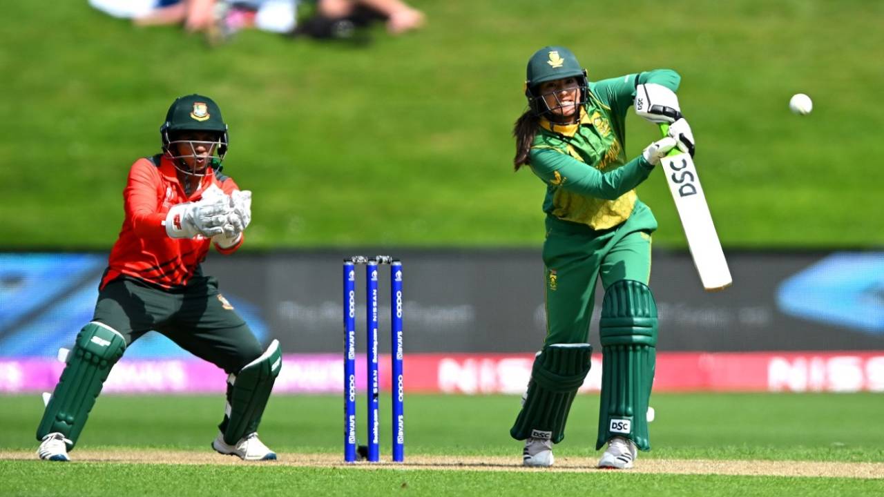 Sune Luus shows the full face of the bat while playing a shot, South Africa vs Bangladesh, Women's World Cup 2022, Dunedin, March 5, 2022