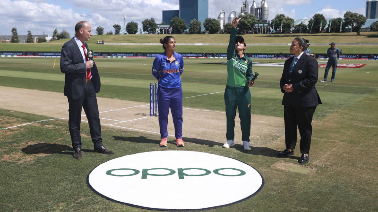Bismah Maroof flicks the coin in the presence of Mithali Raj and Nasser Hussain, Pakistan vs India, Women's World Cup 2022, March 6, 2022 