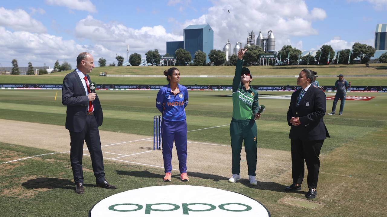 Bismah Maroof flicks the coin in the presence of Mithali Raj and Nasser Hussain, Pakistan vs India, Women's World Cup 2022, March 6, 2022 