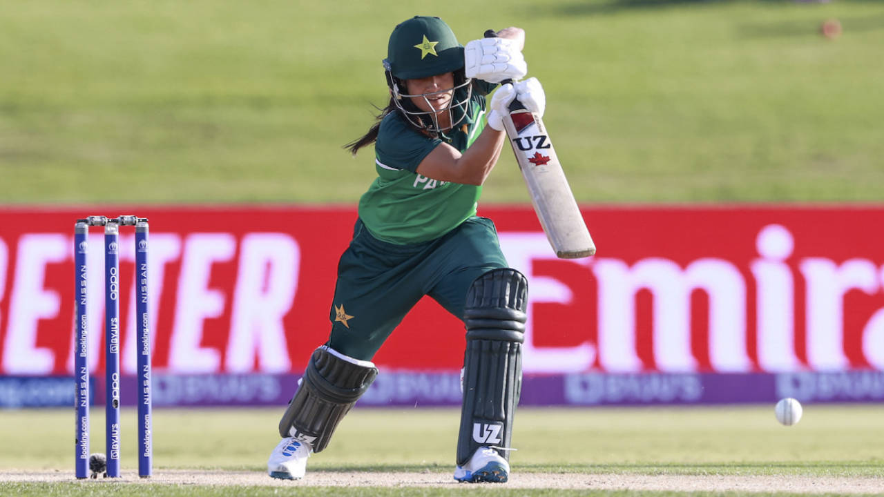 Sidra Amin drives down the ground, Pakistan vs India, Women's World Cup 2022, March 6, 2022 