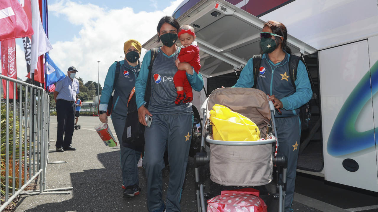 Bismah Maroof arrives for the match with her baby in her arms, Pakistan vs India, Women's World Cup 2022, March 6, 2022 