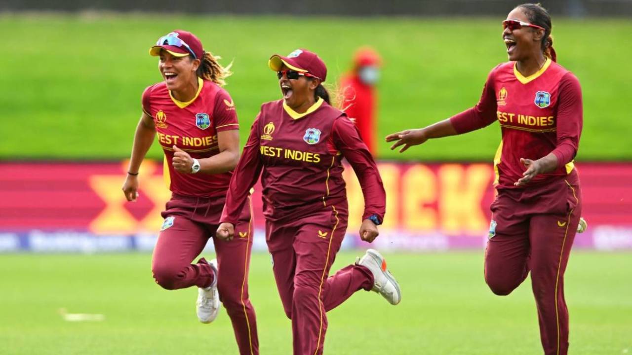 Anisa Mohammed ran Kate Cross out before bowling Anya Shrubsole in the last over&nbsp;&nbsp;&bull;&nbsp;&nbsp;Getty Images