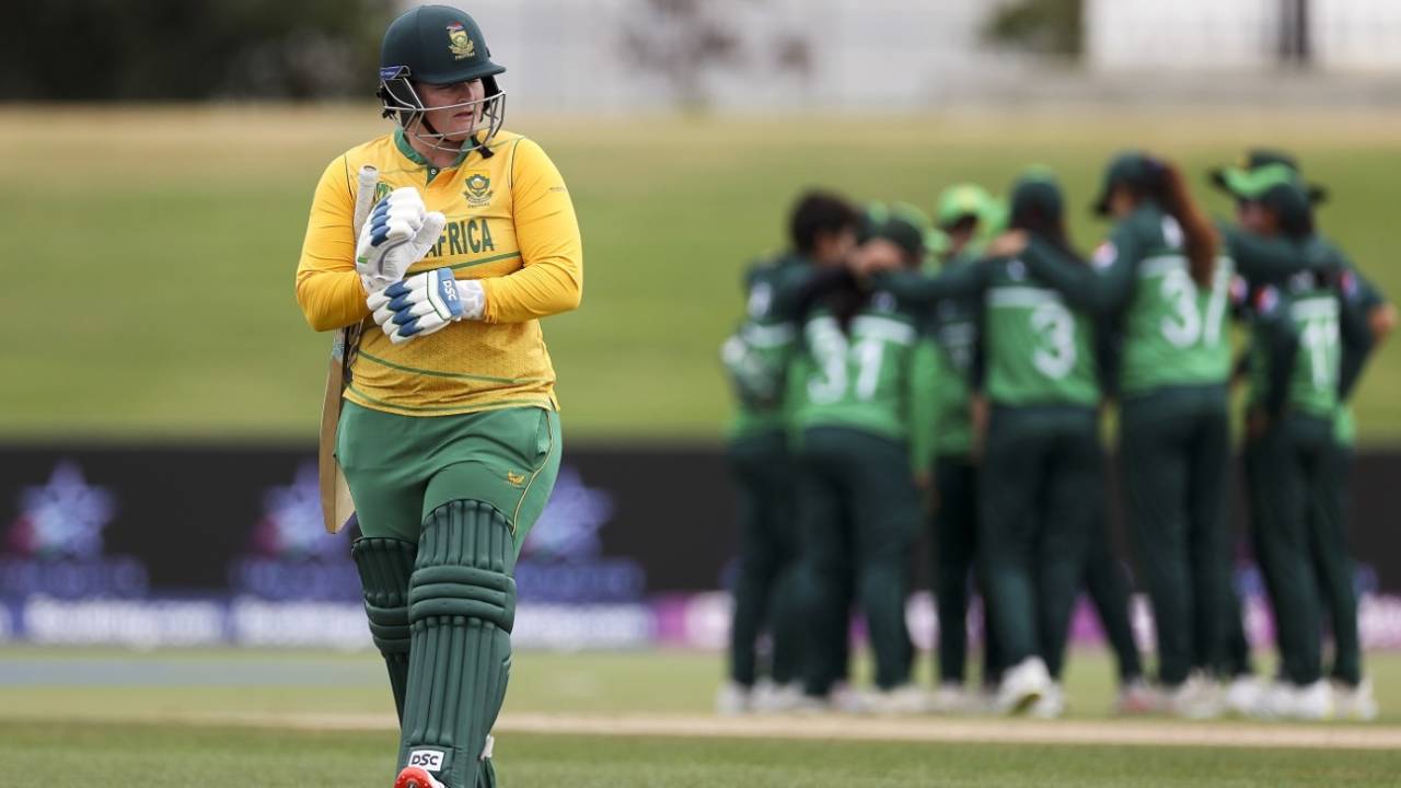 Lizelle Lee walks back after being dismissed cheaply, Pakistan vs South Africa, Women's World Cup 2022, Mount Maunganui, March 11, 2022