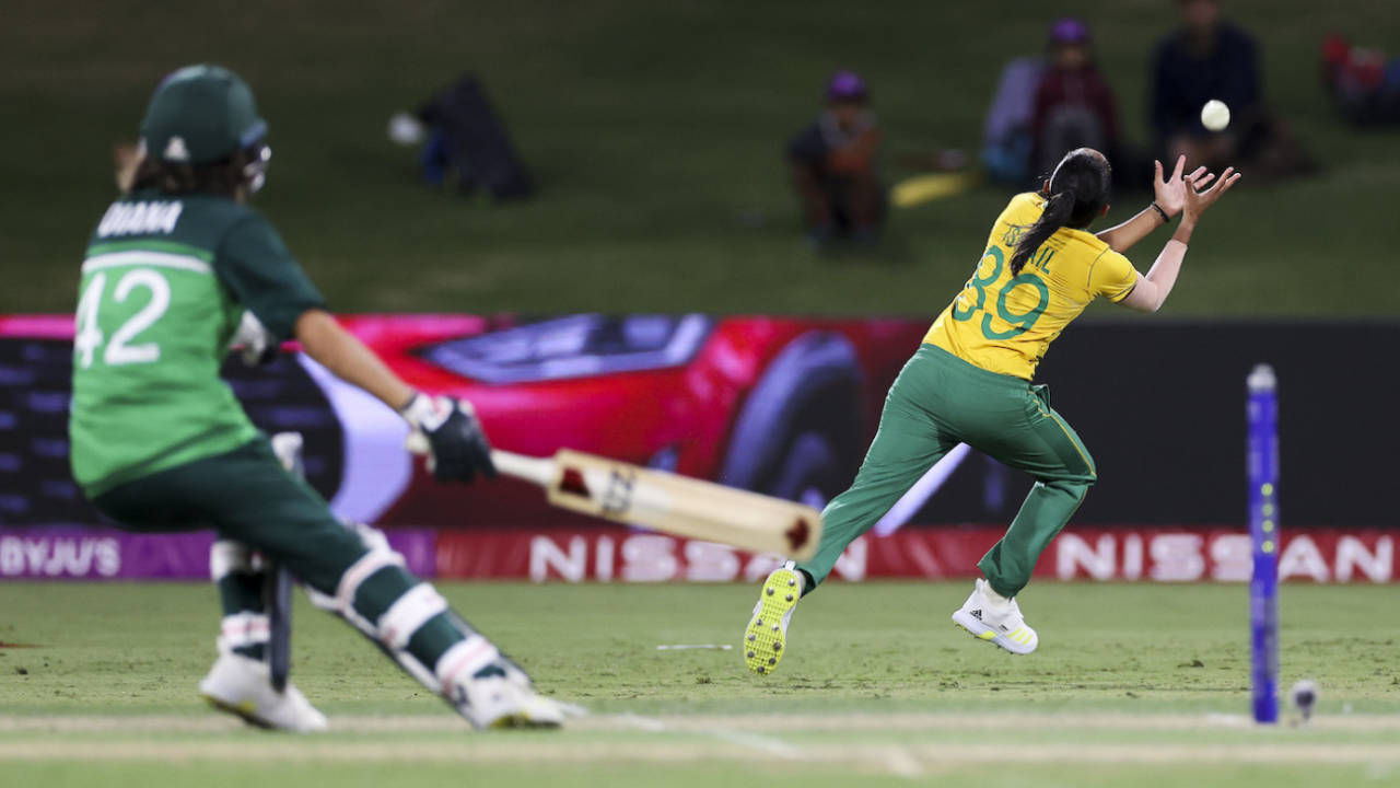 Shabnim Ismail sprints across to midwicket to take Diana Baig's catch off her own bowling, Pakistan vs South Africa, Women's World Cup 2022, Mount Maunganui, March 11, 2022 