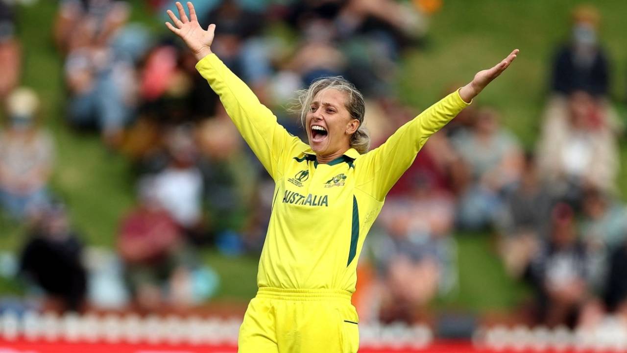 Ashleigh Gardner appeals for lbw against Lea Tahuhu, New Zealand vs Australia,  Women's World Cup 2022, Wellington, March 13, 2022