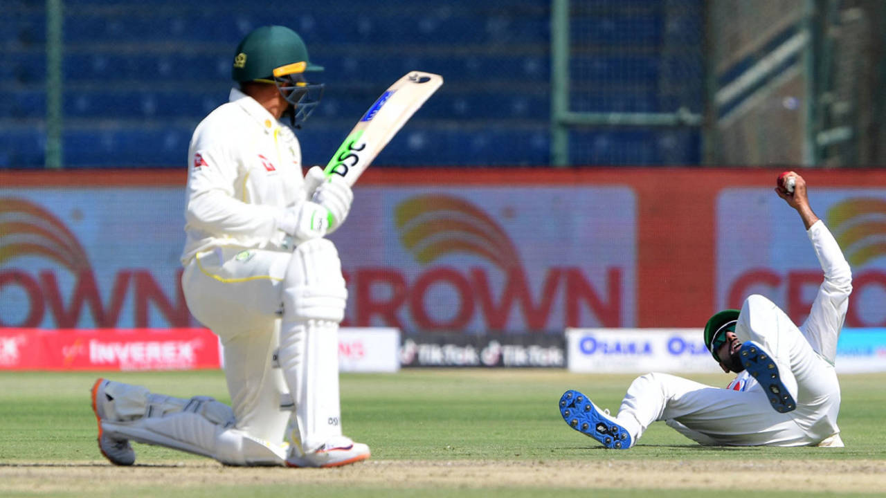Pakistan reviewed but there was no bat on Usman Khawaja's reverse sweep, Pakistan vs Australia, 2nd Test, Karachi, March 13, 2022