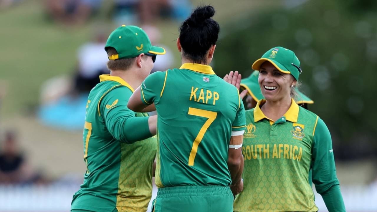 Marizanne Kapp celebrates a wicket with Mignon du Preez and Lizelle Lee, New Zealand vs South Africa, Women's World Cup 2022, Hamilton, March 17, 2022