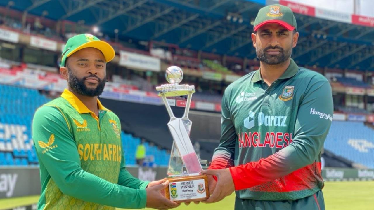 Temba Bavuma and Tamim Iqbal with the series trophy, South Africa vs Bangladesh, 1st ODI, Centurion, March 18, 2022