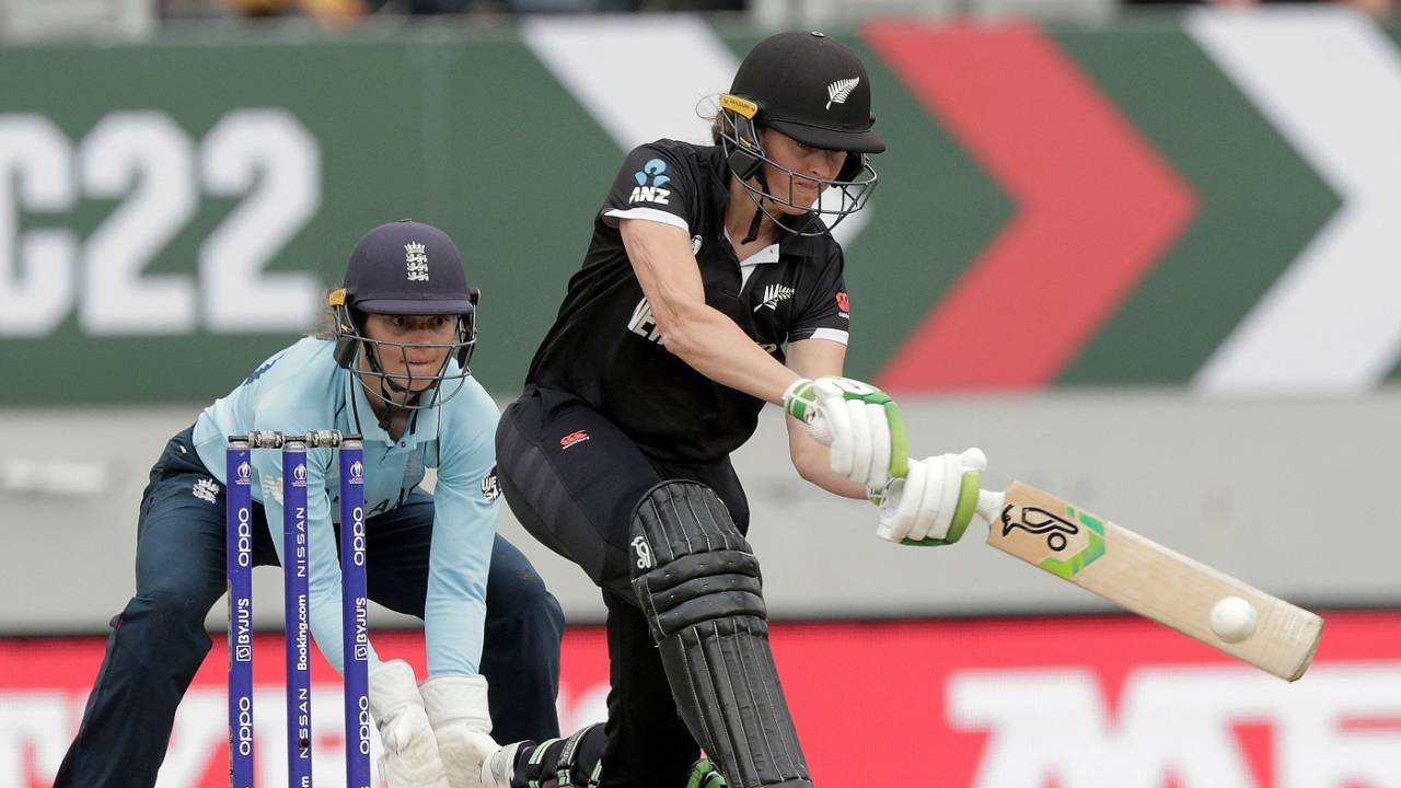 Amy Satterthwaite plays the slog, New Zealand vs England, Women's World Cup 2022, Auckland, March 20, 2022