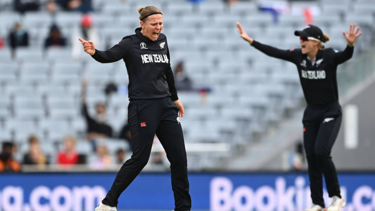 Lea Tahuhu roars after dismissing Tammy Beaumont, New Zealand vs England, Women's World Cup 2022, Auckland, March 20, 2022