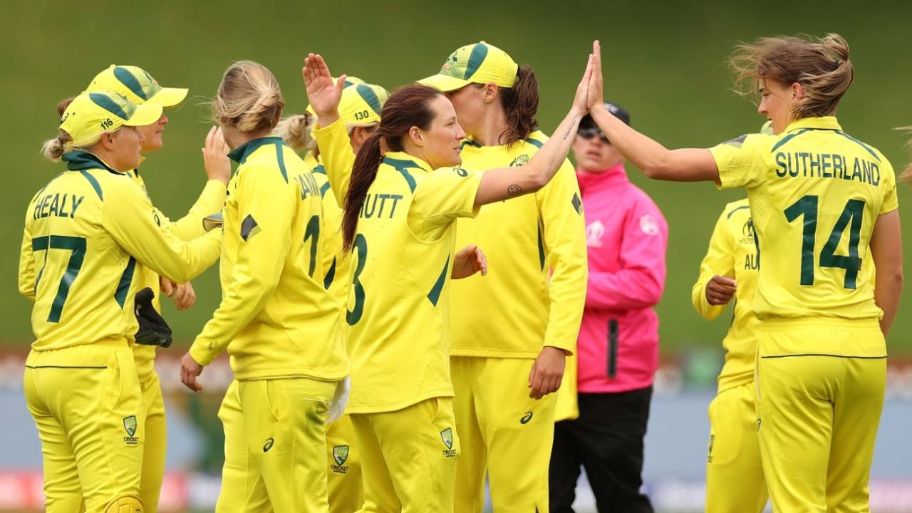 विकेट मिलने पर जश्न मनाती हुईं ऑस्ट्रेलियाई खिलाड़ी&nbsp;&nbsp;&bull;&nbsp;&nbsp;Fiona Goodall/Getty Images