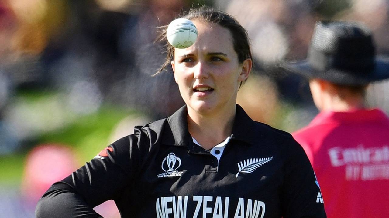 Amelia Kerr prepares to bowl, New Zealand vs Pakistan, Women's World Cup 2022, Christchurch, March 26, 2022