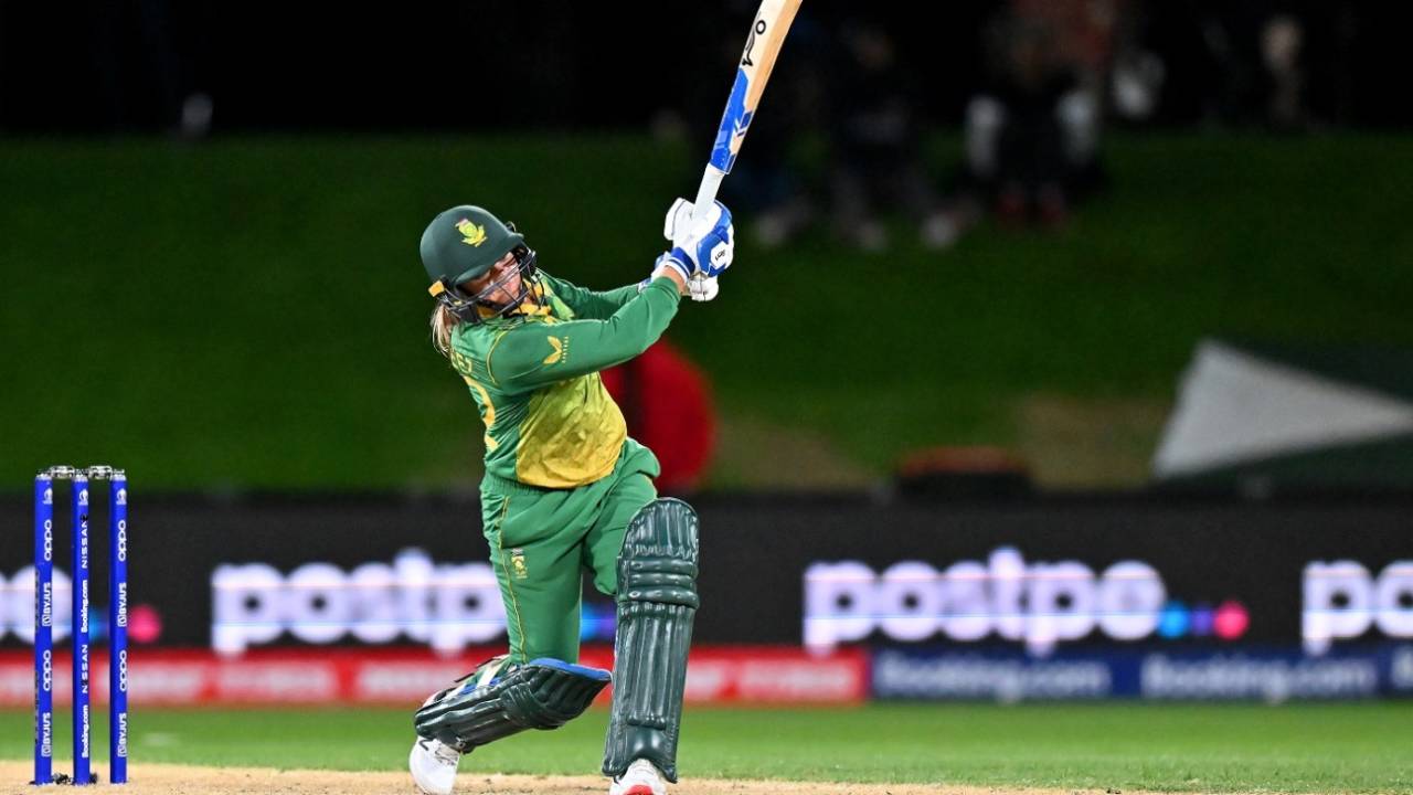 Mignon du Preez goes aerial over the on side, India vs South Africa, Women's World Cup 2022, Christchurch, March 27, 2022 