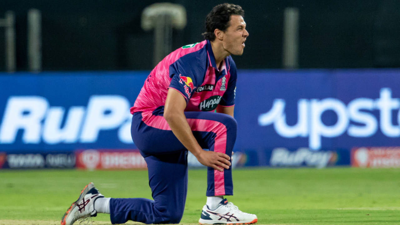 Nathan Coulter-Nile pulled up while bowling and had to go off the field, Rajasthan Royals vs Sunrisers Hyderabad, IPL 2022, Pune, March 29, 2022