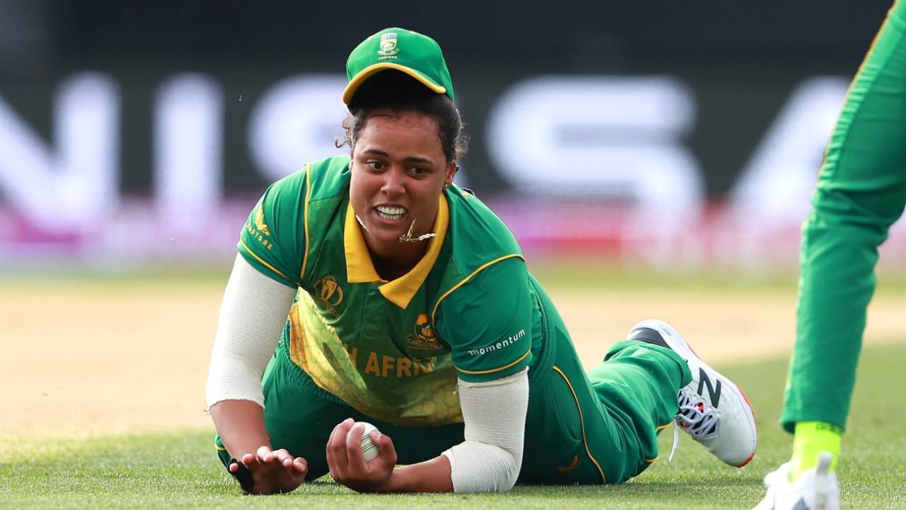 Chloe Tryon pulled off a good diving catch to dismiss Amy Jones, South Africa vs England, Women's World Cup 2022, 2nd semi-final, March 31, 2022