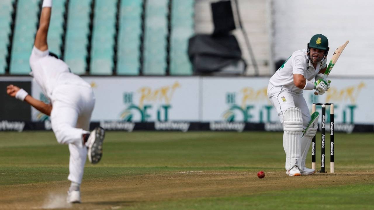 Dean Elgar prepares to play, South Africa vs Bangladesh, 1st Test, Durban, March 31, 2022