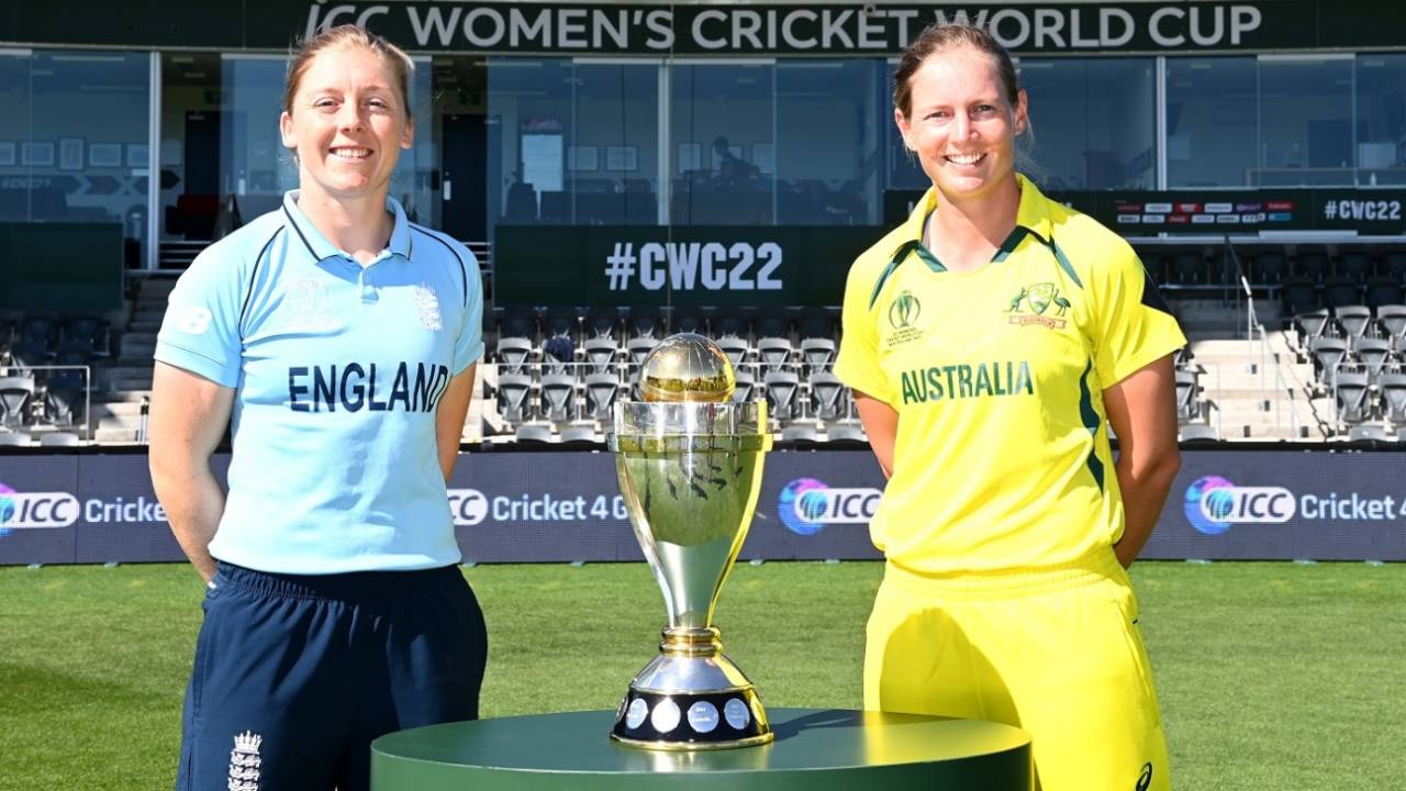 Heather Knight and Meg Lanning pose ahead of the Women's World Cup 2022 final&nbsp;&nbsp;&bull;&nbsp;&nbsp;ICC via Getty Images