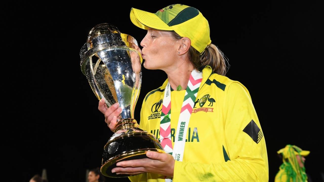Meg Lanning with the World Cup trophy&nbsp;&nbsp;&bull;&nbsp;&nbsp;Getty Images