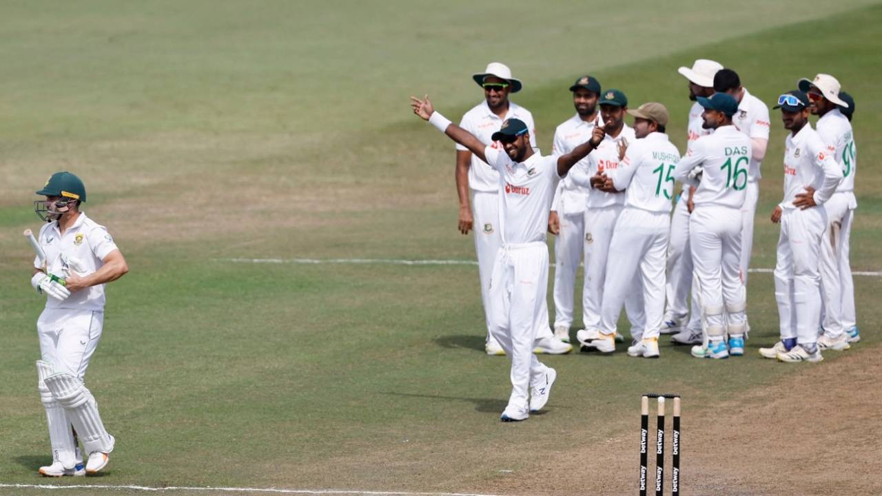 पहले मैच में एल्गर के आउट होने के बाद जश्न मनाते बांग्लादेशी खिलाड़ी&nbsp;&nbsp;&bull;&nbsp;&nbsp;AFP/Getty Images