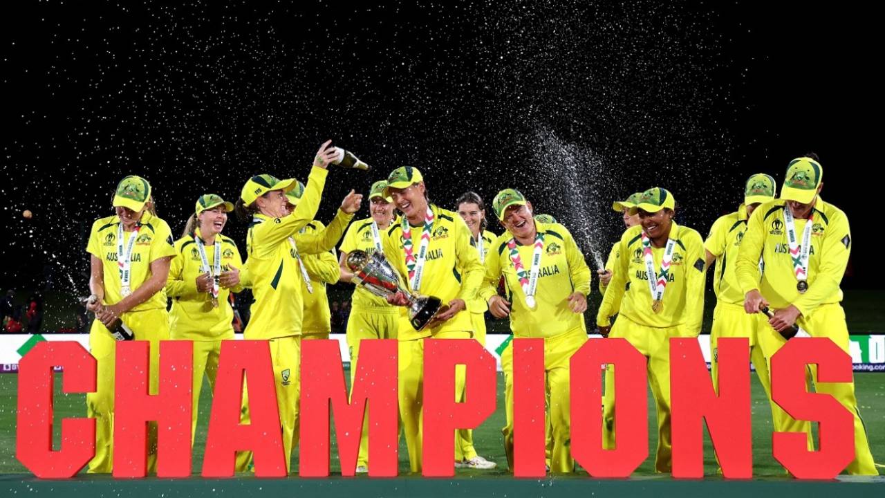The Australian players celebrate with the trophy, Australia vs England, Women's World Cup 2022 final, Christchurch, April 3, 2022