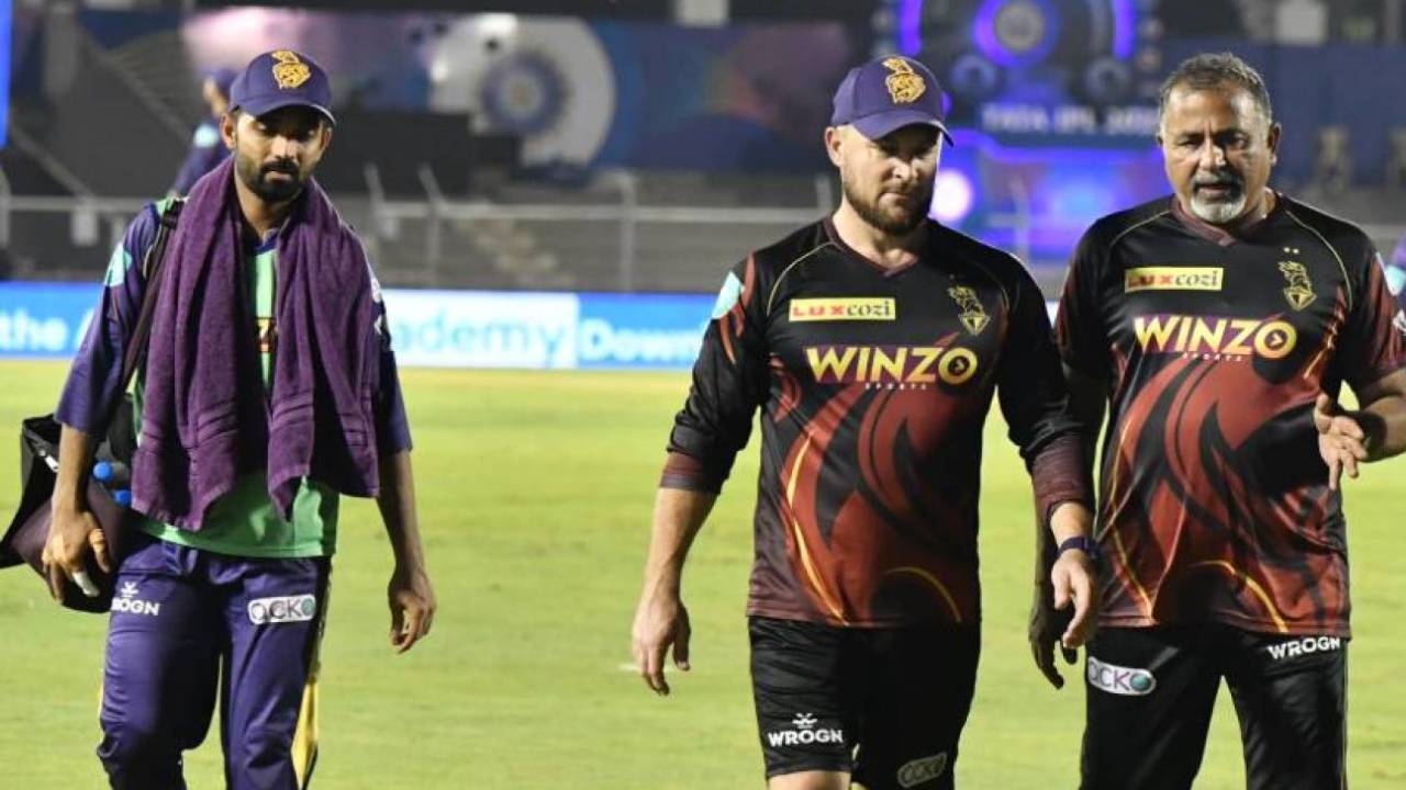 Brendon McCullum and Bharat Arun have a chat, SRH v KKR, IPL 2022, Brabourne Stadium, Mumbai, April 15, 2022