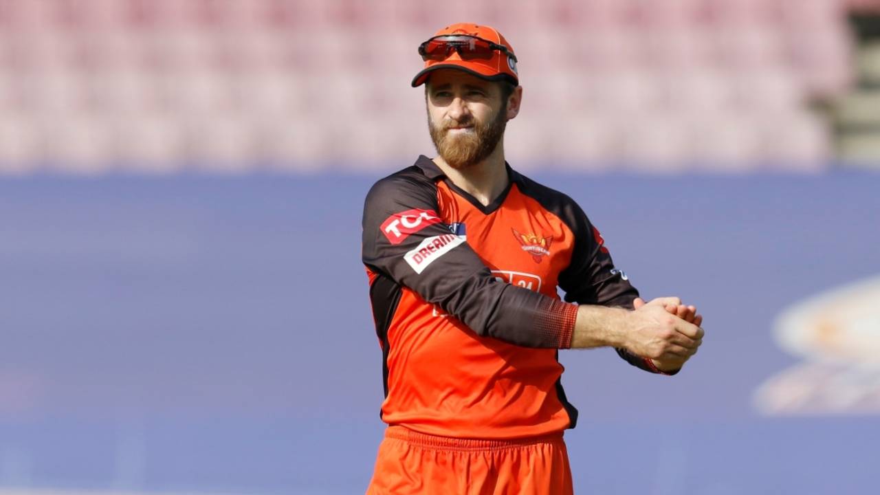 Kane Williamson does some stretches, Punjab Kings vs Sunrisers Hyderabad, IPL 2022, DY Patil Stadium, Mumbai, April 17, 2022