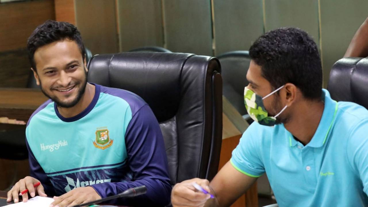 Shakib Al Hasan and Mahmudullah share a laugh as they sign the central contracts for 2022, Dhaka, April 20, 2022