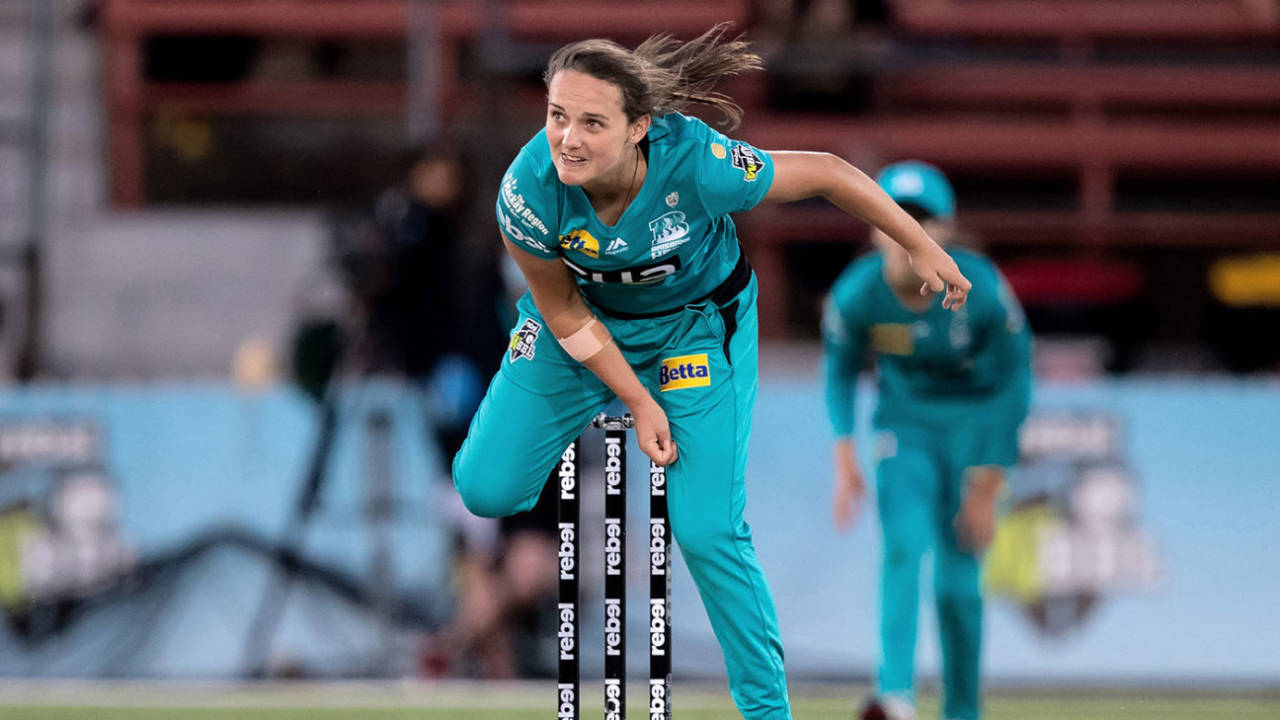 Amelia Kerr at the bowling crease, Brisbane Heat vs Sydney Thunder, WBBL, Sydney, November 26, 2020