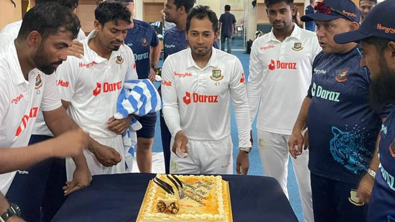 Mushfiqur Rahim looks rather impressed with the cake, arranged to celebrate the 5000-run landmark in Test cricket, Bangladesh vs Sri Lanka, 1st Test, Chattogram, 4th day, May 18, 2022