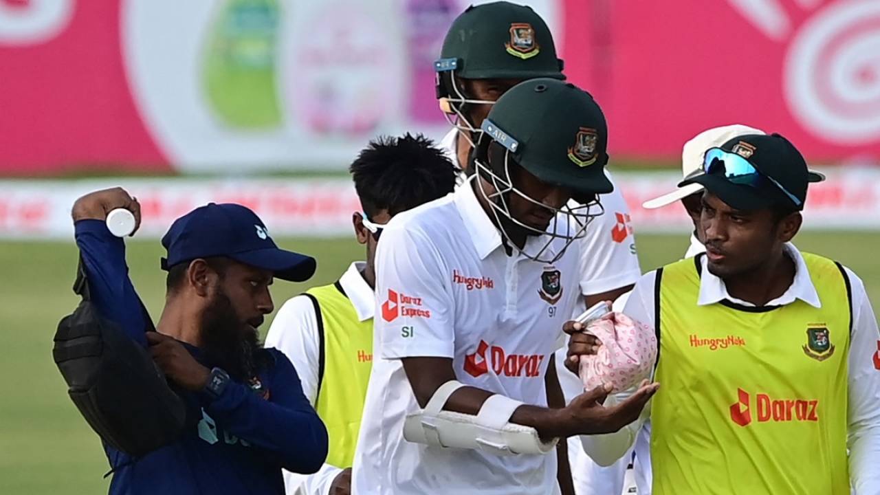 Shoriful Islam suffered an injury to his hand while facing Kasun Rajitha, Bangladesh vs Sri Lanka, 1st Test, Chattogram, 4th day, May 18, 2022