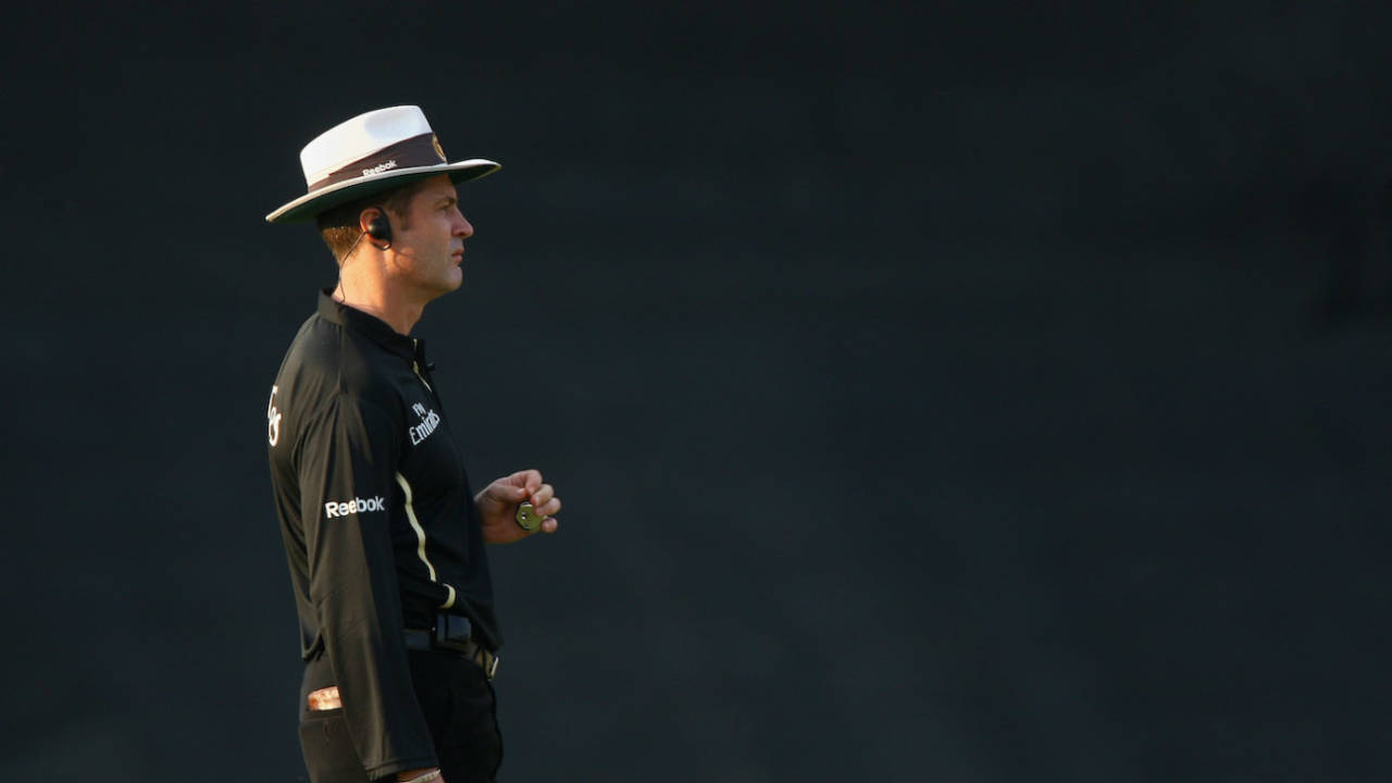 Simon Taufel officiates, South Africa vs Sri Lanka, Champions Trophy, Super Sport Park, Centurion, September 22, 2009