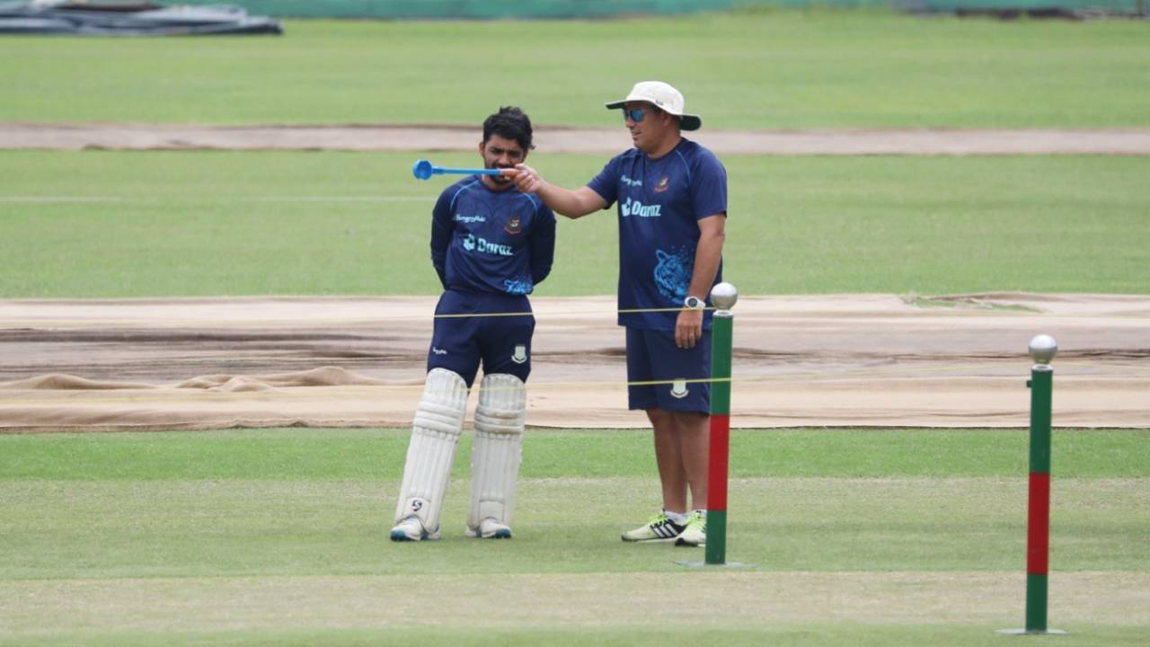Russell Domingo and Mominul Haque have a discussion ahead of the Test, Bangladesh vs Sri Lanka, 2nd Test, Mirpur, May 22, 2022