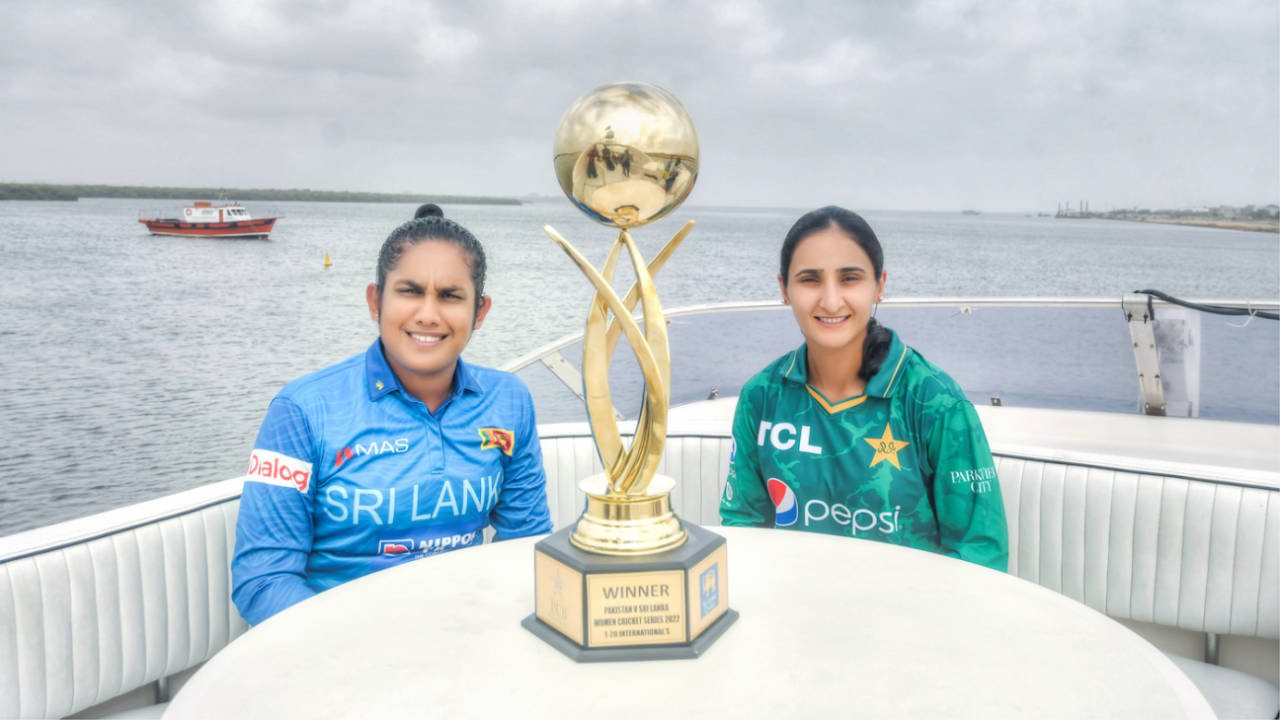 Chamari Athapaththu and Bismah Maroof pose with the T20I series trophy on a yacht off the Karachi coast&nbsp;&nbsp;&bull;&nbsp;&nbsp;PCB