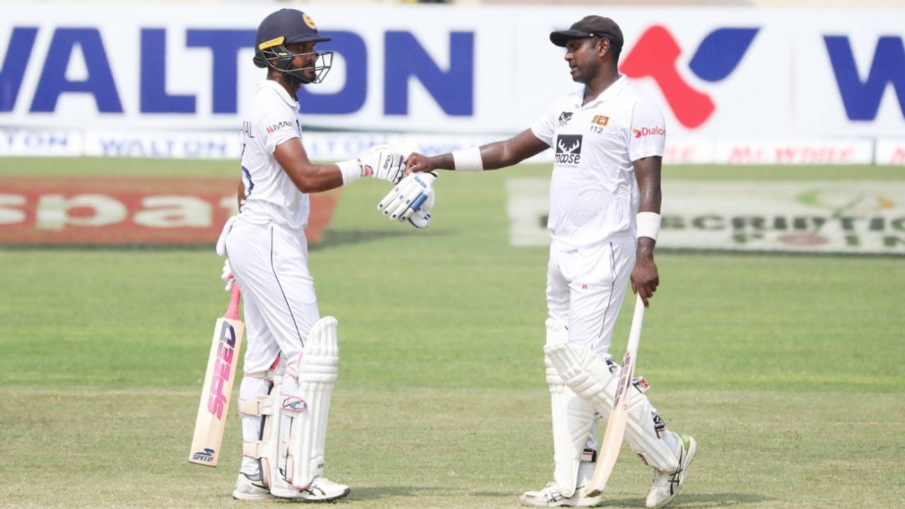 Dinesh Chandimal and Angelo Mathews added 199 runs for the sixth wicket&nbsp;&nbsp;&bull;&nbsp;&nbsp;AFP/Getty Images