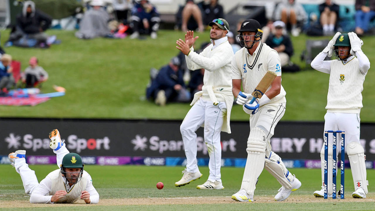 South Africa's fielders react after Dean Elgar drops a catch from Kyle Jamieson, New Zealand vs South Africa, 2nd Test, Christchurch, 3rd day, February 27, 2022