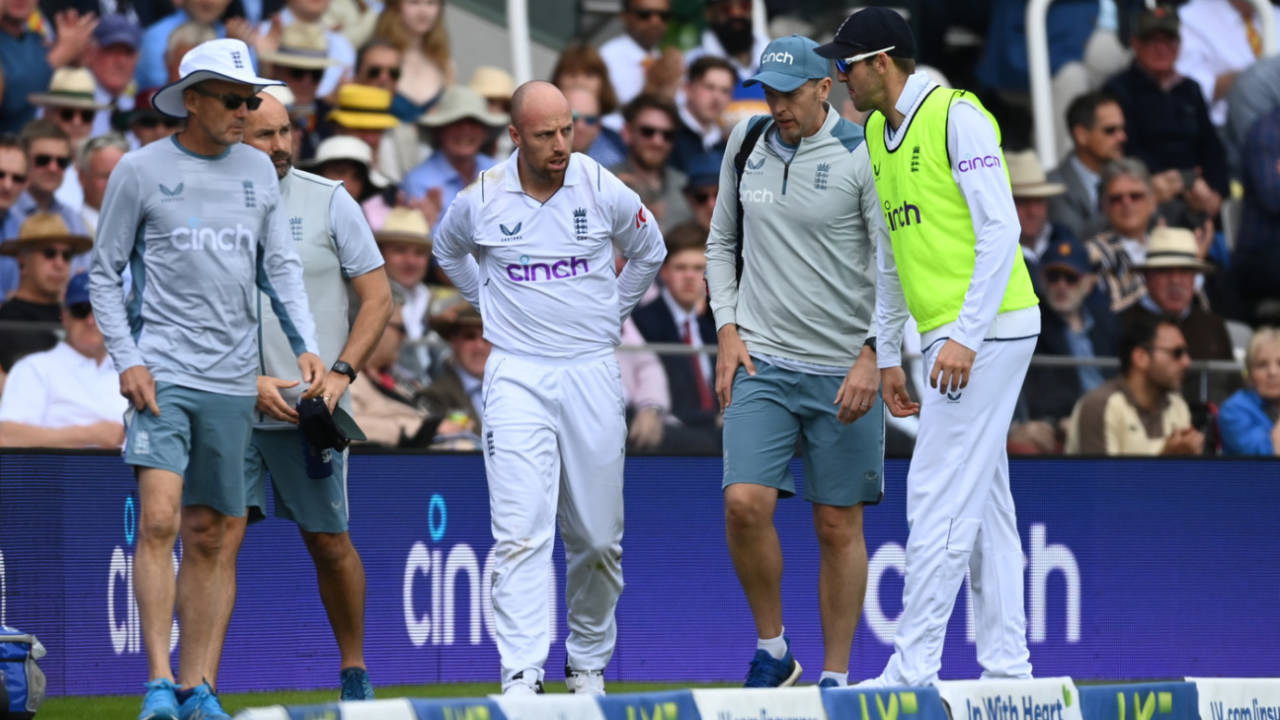 Jack Leach showed signs of concussion after injuring himself while diving to field near the boundary, and had to be subbed out of the match, England vs New Zealand, 1st Test, Day 1, Lord's, June 2, 2022