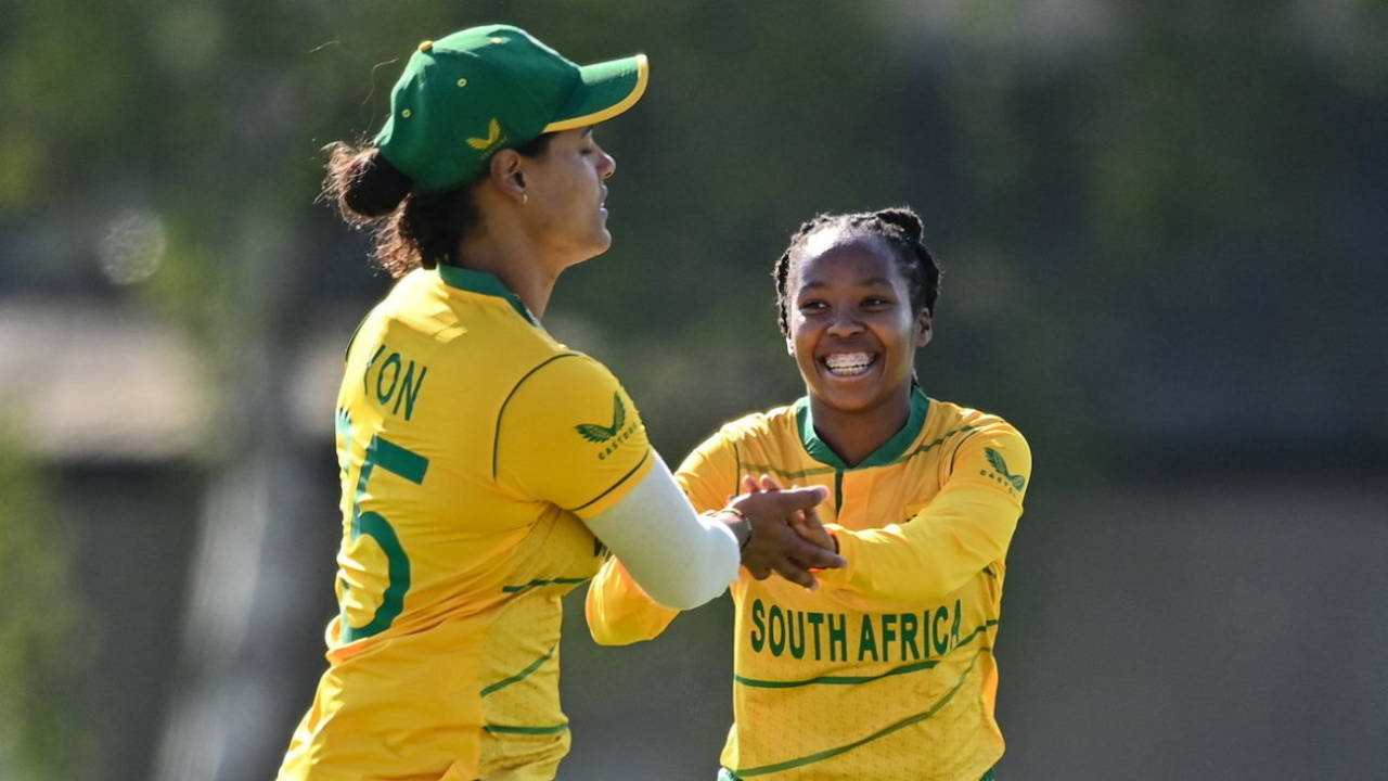 Tumi Sekhukhune and Chloe Tryon get together to celebrate, Ireland vs South Africa, 1st women's T20I, Dublin, June 3, 2022