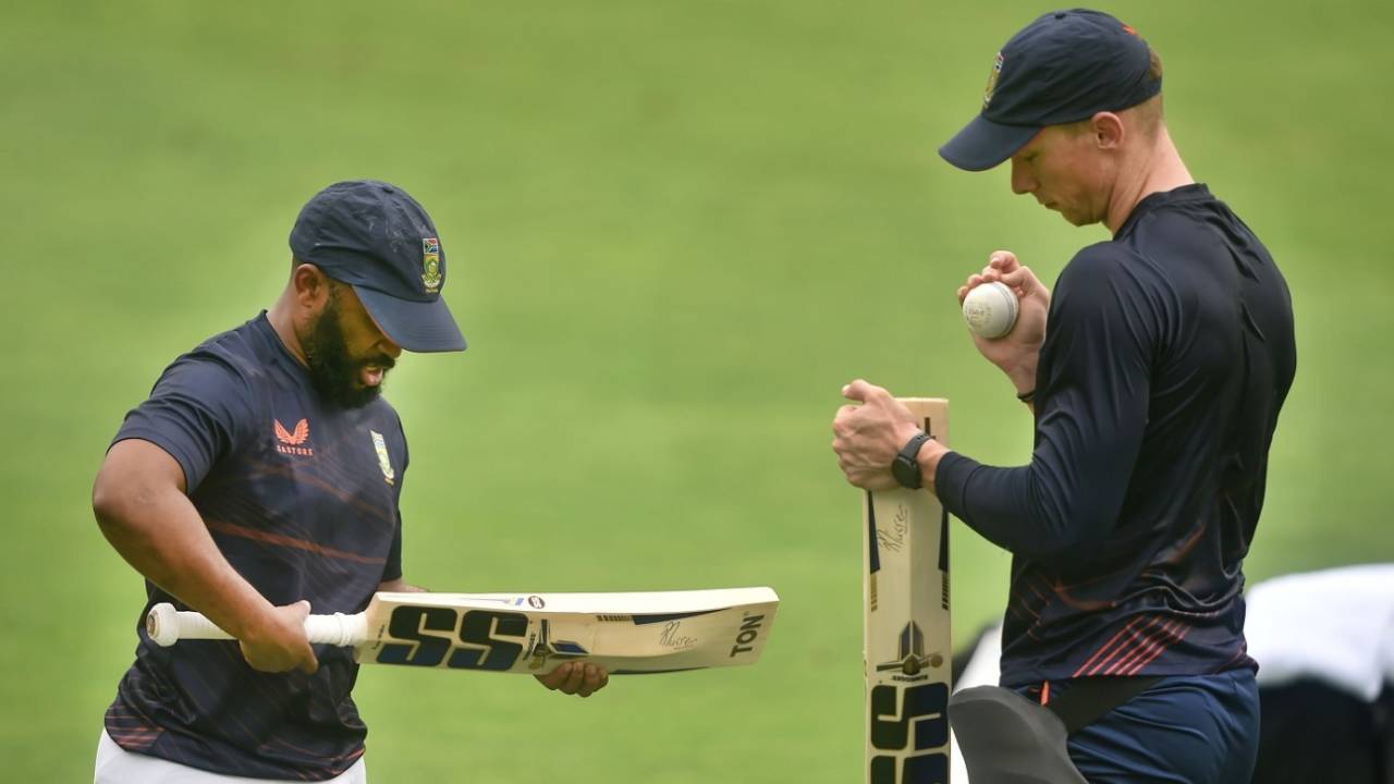 Temba Bavuma and Rassie van der Dussen inspect their bats, Cuttack, June 11, 2022