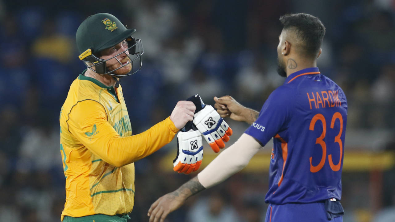 Hardik Pandya congratulates Heinrich Klaasen on getting a matchwinning 81, India vs South Africa, 2nd T20, Cuttack, June 12, 2022

