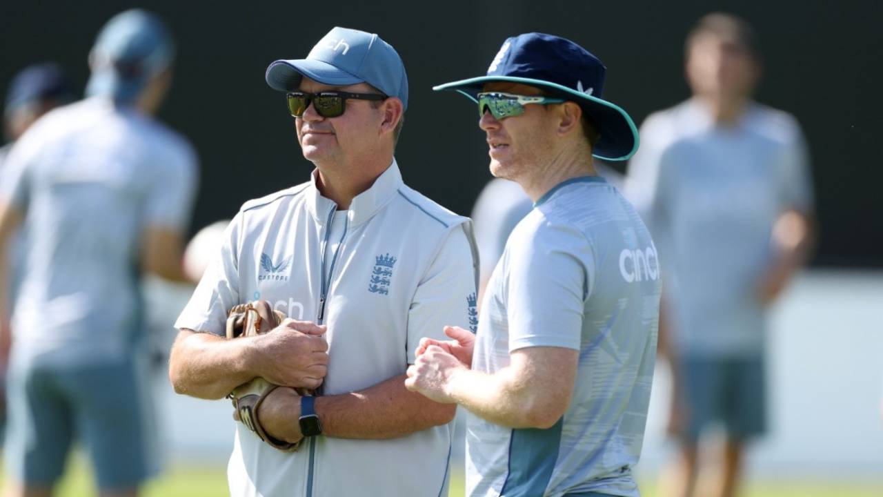 Matthew Mott and Eoin Morgan compare notes at training, Netherlands vs England, 1st ODI, Amstelveen, June 17, 2022