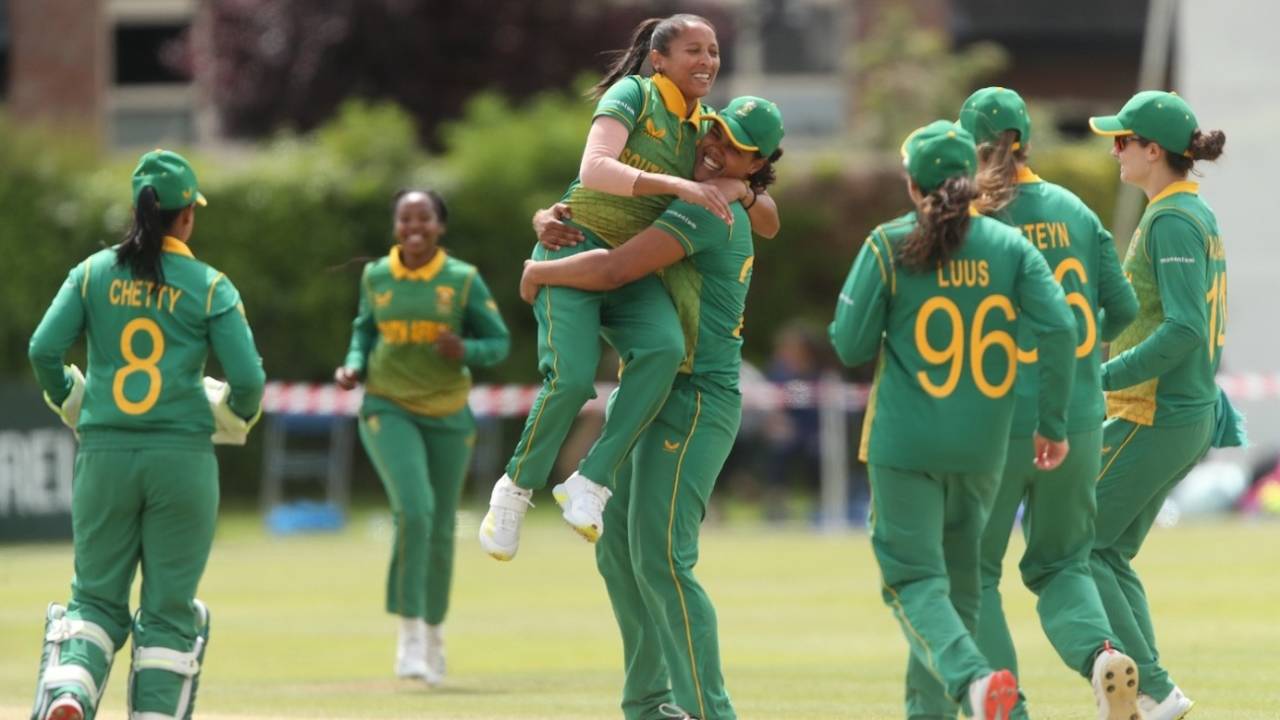 Chloe Tryon picks up Shabnim Ismail as their team-mates gather around to celebrate, Ireland vs South Africa, 3rd women's ODI, Dublin, June 17, 2022