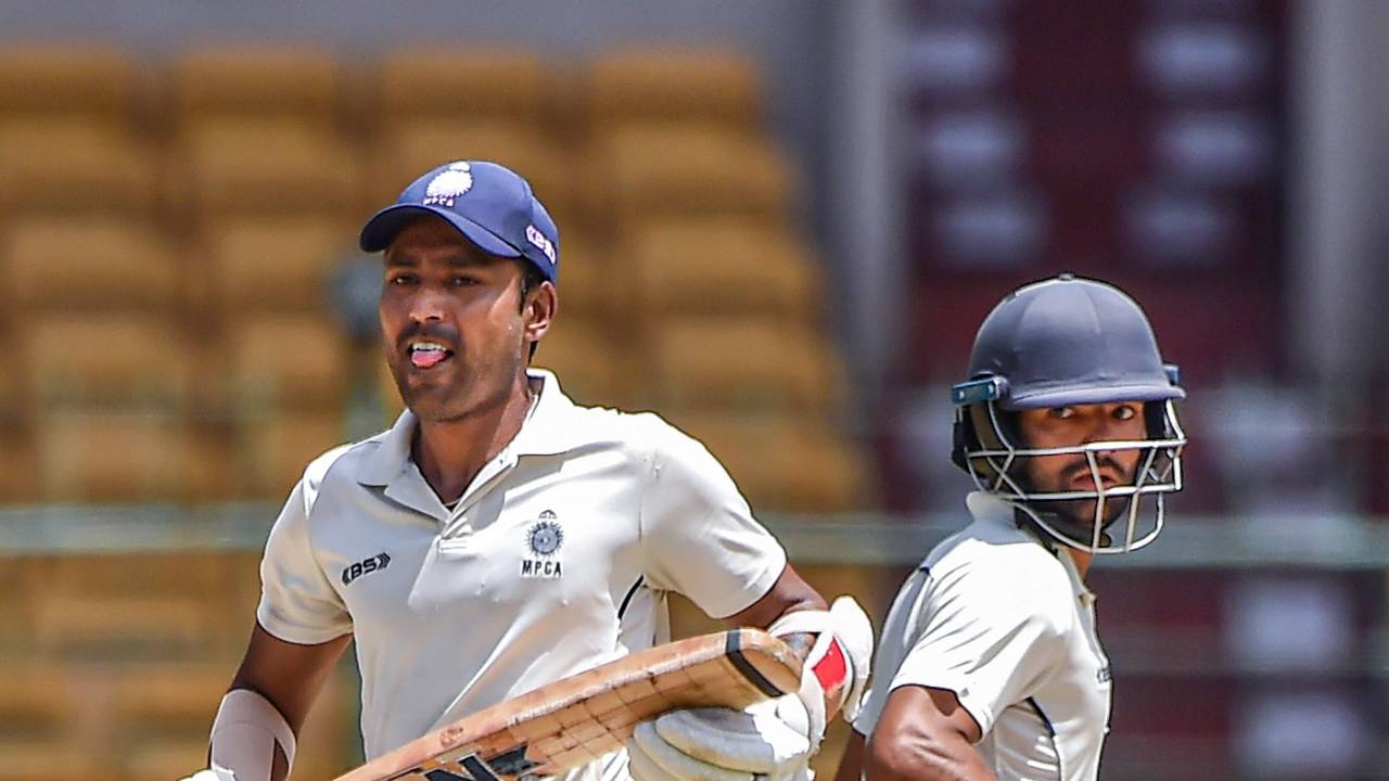 Shubham Sharma and Yash Dubey run between the wickets, Mumbai vs MP, Ranji Trophy 2021-22 final, Bengaluru, June 24, 2022