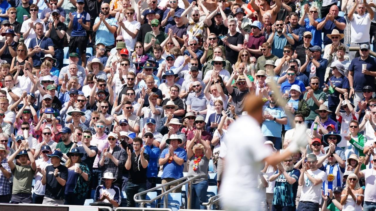 The crowd applauds Jonny Bairstow as he walks back, England vs New Zealand, 3rd Test, Headingley, 3rd day, June 25, 2022