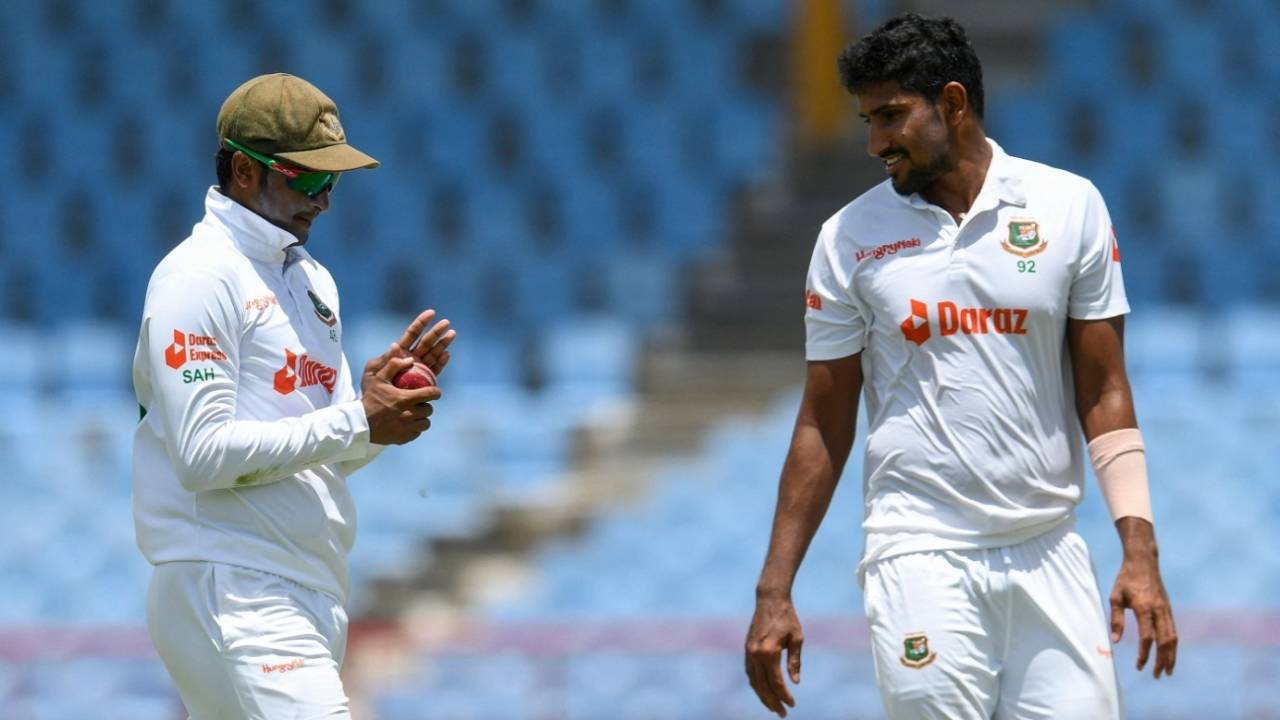 Shakib Al Hasan has a chat with Khaled Ahmed, West Indies vs Bangladesh, 2nd Test, St Lucia, 2nd day, June 25, 2022