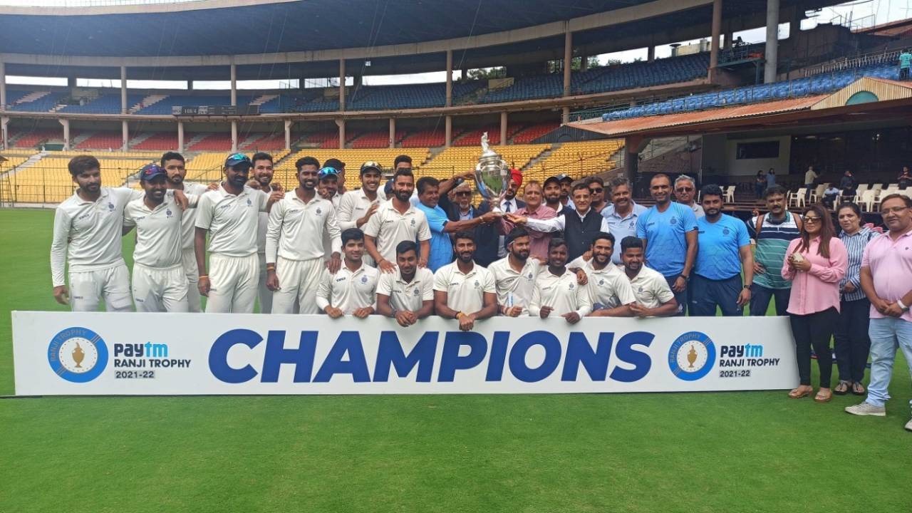 Madhya Pradesh players pose with the trophy, Madhya Pradesh vs Mumbai, Ranji Trophy final 2021-22, Bangalore, June 26, 2022
