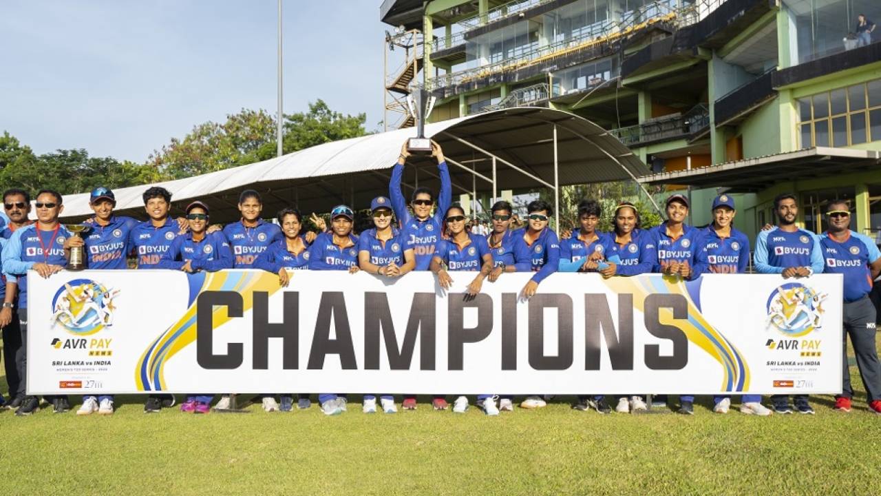 India pose after winning the T20I series 2-1, Sri Lanka vs India, 3rd women's T20I, Dambulla, June 27, 2022
